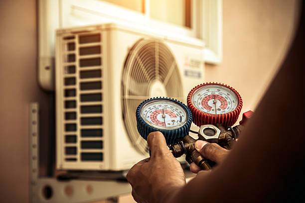 Professional Hvac technician working in Englewood, OH